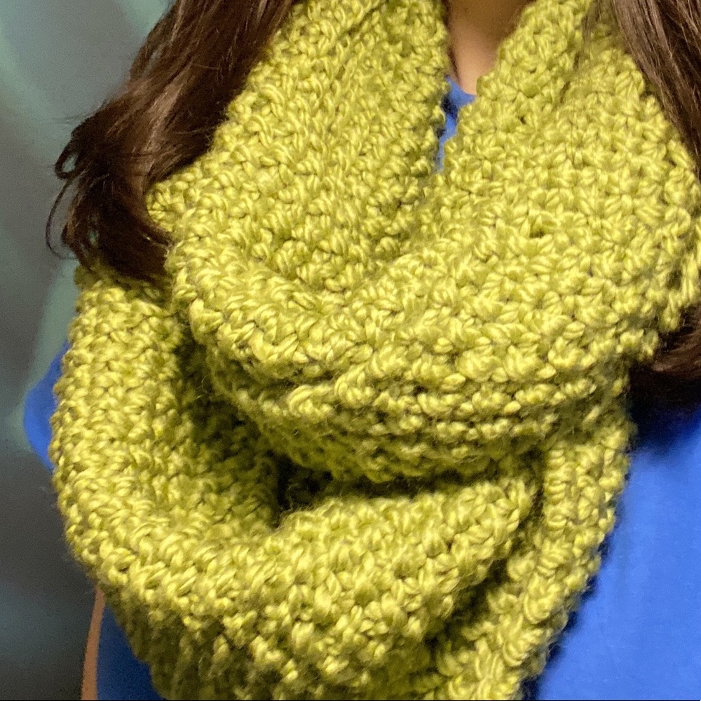Handmade chunky green infinity scarf 🐸